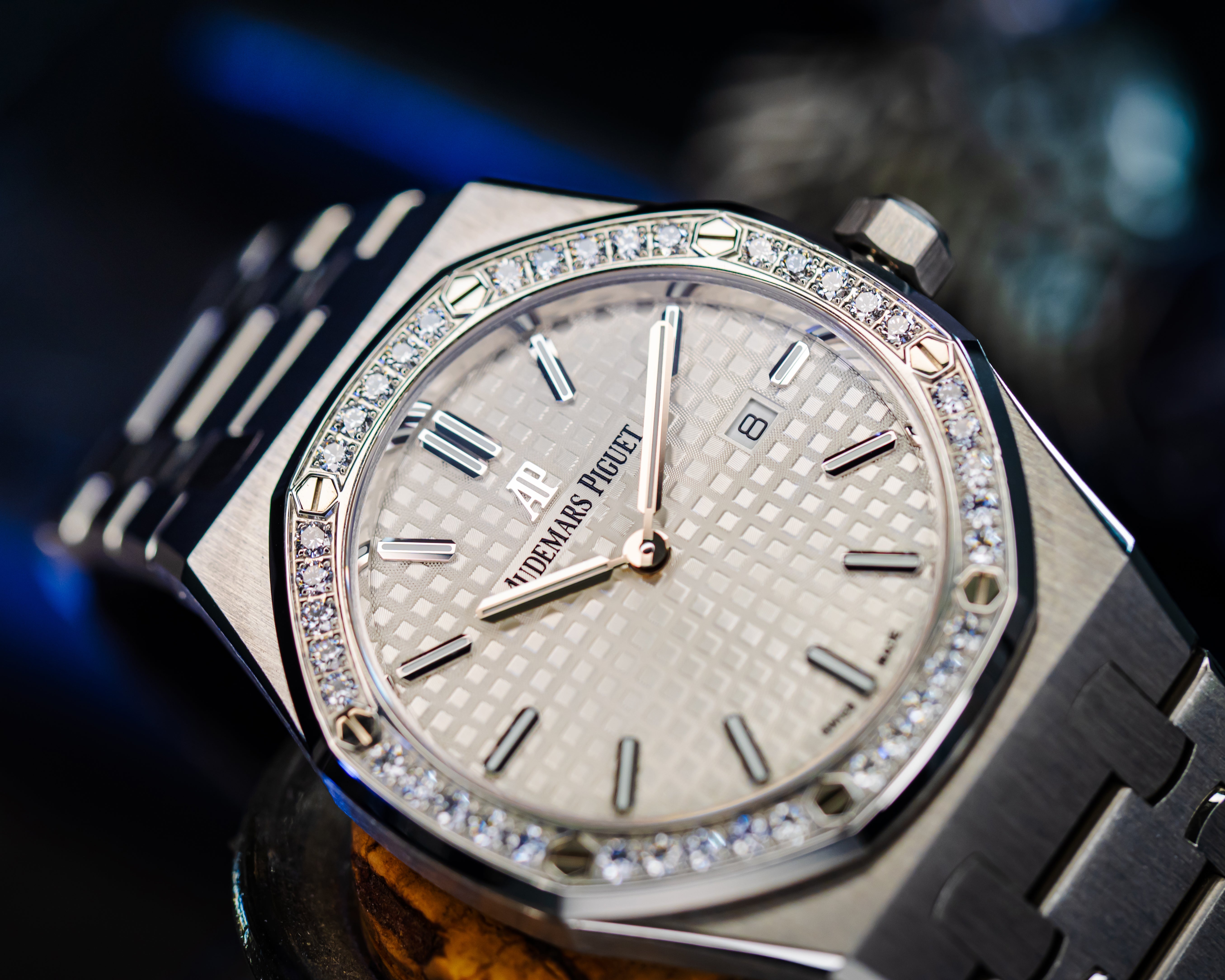 AUDEMARS PIGUET ROYAL OAK QUARTZ DIAMONDS LADIES WATCH 33MM – 67651ST.ZZ.1261ST.01