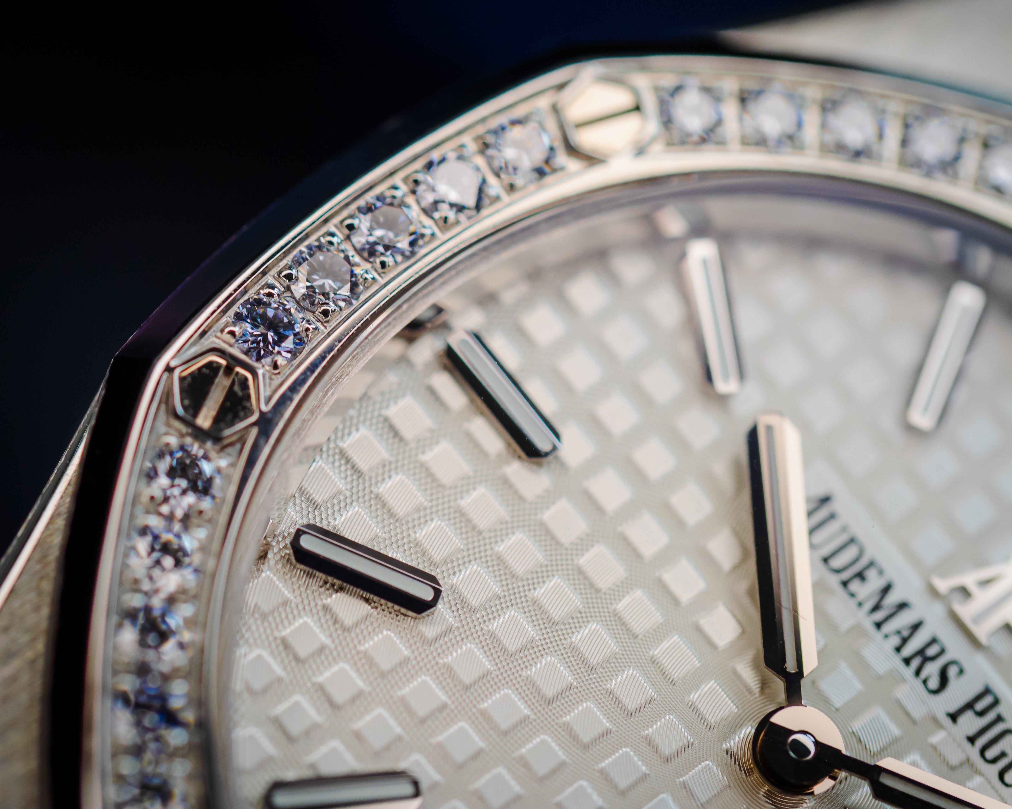 AUDEMARS PIGUET ROYAL OAK QUARTZ DIAMONDS LADIES WATCH 33MM – 67651ST.ZZ.1261ST.01